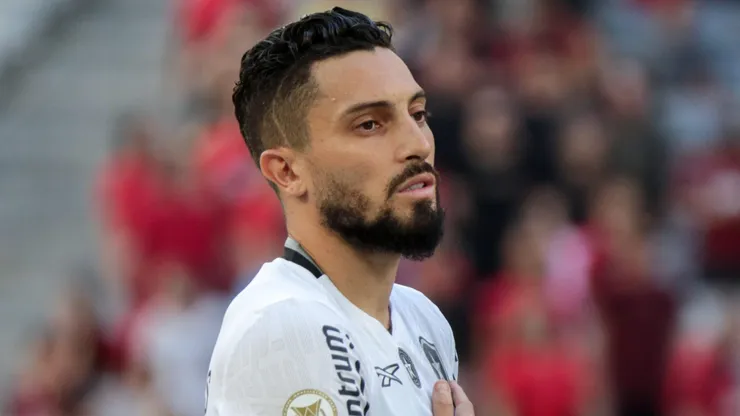 Alex Telles em ação pelo Botafogo - Foto: Robson Mafra/AGIF