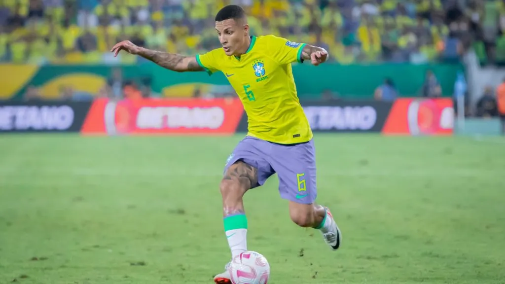Guilherme Arana pela Seleção Brasileira nas Eliminatórias da Copa Do Mundo 2026. Foto: Fernando Teramatsu/AGIF