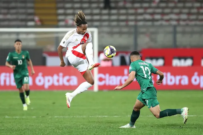 Carrillo atuando na partida contra a Bolívia. Foto: Raul Sifuentes/Getty Images