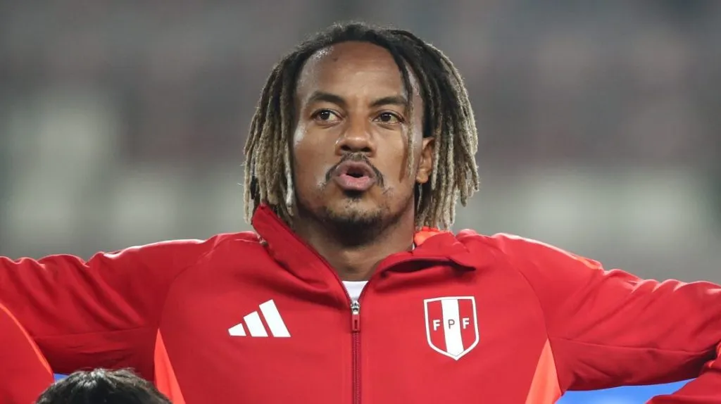 Carrillo durante a execução do hino do Peru.