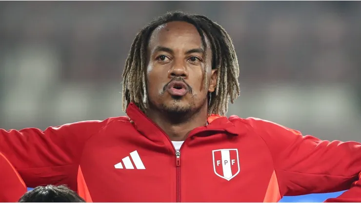 Carrillo durante a execução do hino do Peru. Foto: Raul Sifuentes/Getty Images