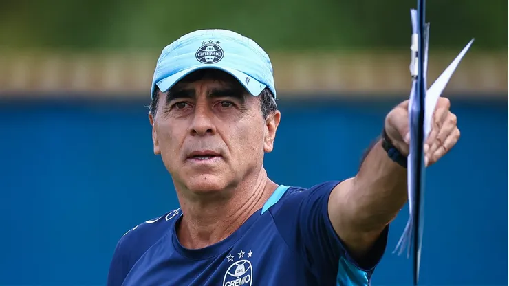 Quinteros destaca necessidade de Grêmio buscar zagueiro