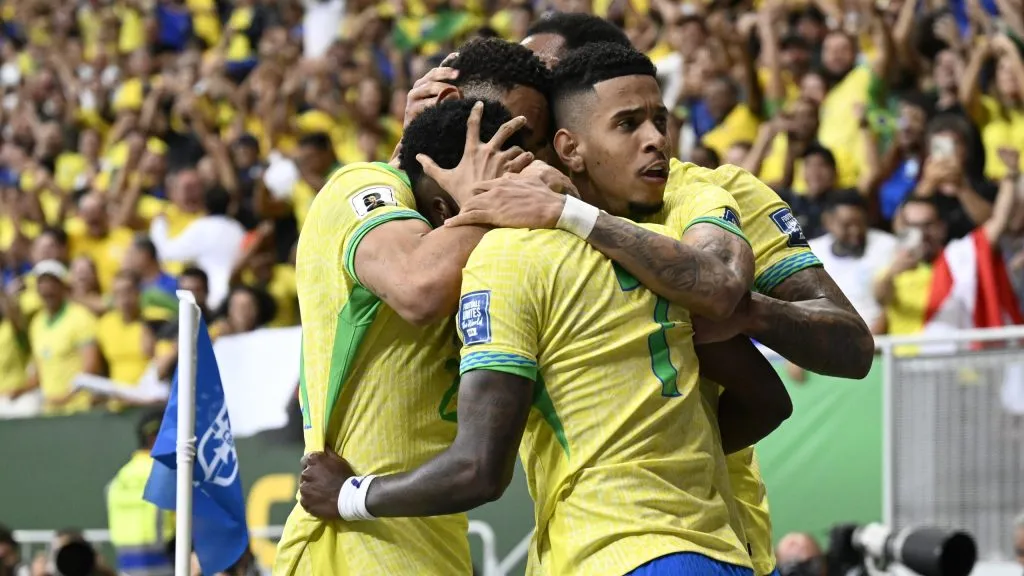 Comemoração da Seleção Brasileira no segundo gol –  Foto: Mateus Bonomi/AGIF