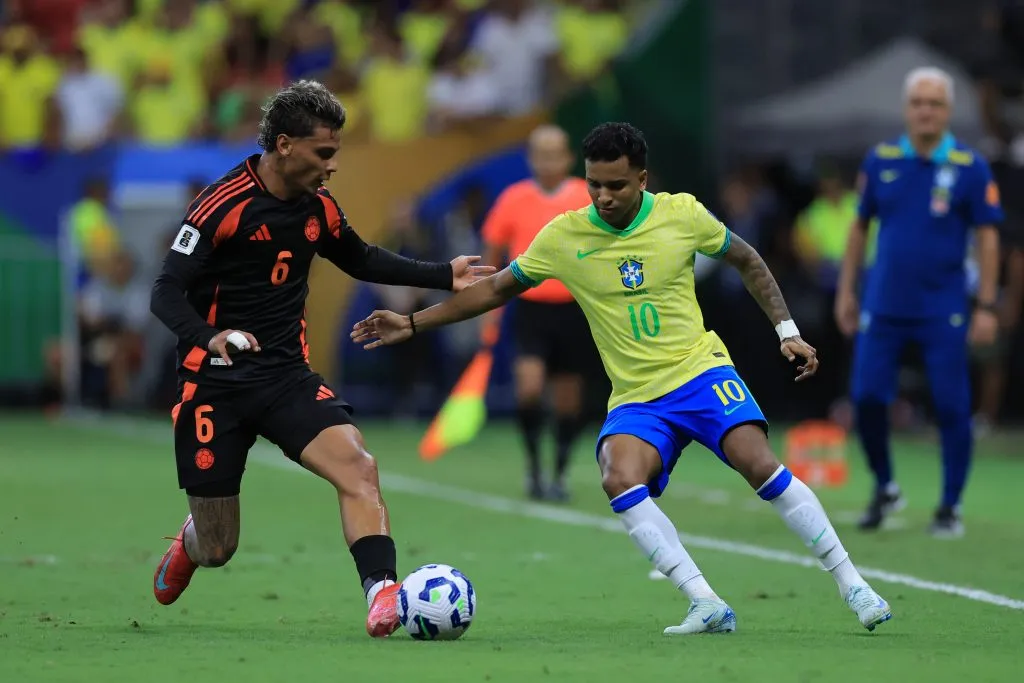 Ríos disputando lance com Rodrigo. Foto: Buda Mendes/Getty Images
