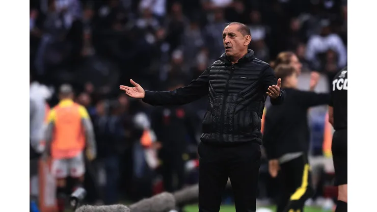 Ramón Díaz vem tendo seu nome cogitado para comandar o Santos - Foto: Ettore Chiereguini/AGIF
