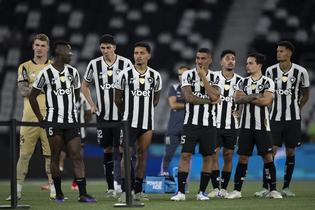 RJ – RIO DE JANEIRO – 27/02/2025 – RECOPA SUL-AMERICANA 2025, BOTAFOGO X RACING – Jogadores do Botafogo apos partida contra o Racing no estadio Engenhao pela decisao do campeonato Recopa Sul-americana 2025. Foto: Jorge Rodrigues/AGIF