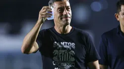 Pedro Caixinha técnico do Santos antes da partida contra o Agua Santa no estádio Vila Belmiro pelo campeonato Paulista 2025. Foto: Reinaldo Campos/AGIF
