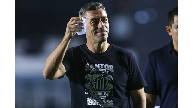 Pedro Caixinha técnico do Santos antes da partida contra o Agua Santa no estádio Vila Belmiro pelo campeonato Paulista 2025. Foto: Reinaldo Campos/AGIF