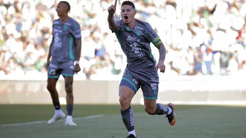 TORREON, MEXICO - MARCH 9: James Rodriguez of Leon argues during the 11th round match between Santos Laguna and Leon as part of the Torneo Clausura 2025 Liga MX at Corona Stadium on March 9, 2025 in Torreon, Mexico. (Photo by Manuel Guadarrama/Getty Images)