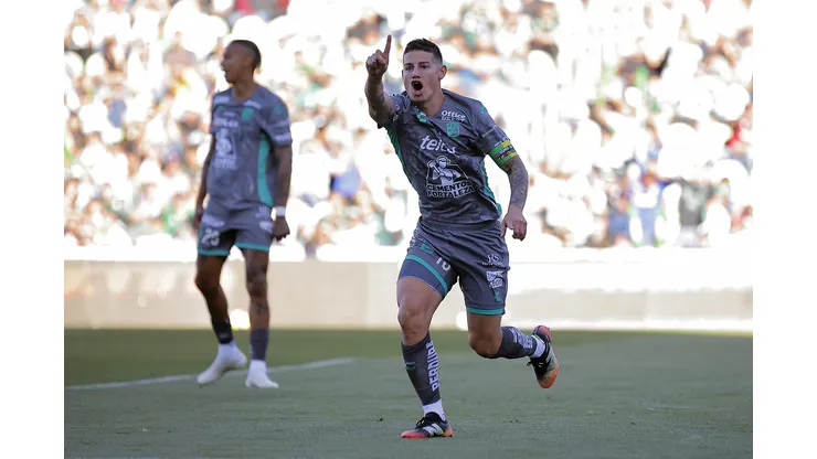 TORREON, MEXICO - MARCH 9: James Rodriguez of Leon argues during the 11th round match between Santos Laguna and Leon as part of the Torneo Clausura 2025 Liga MX at Corona Stadium on March 9, 2025 in Torreon, Mexico. (Photo by Manuel Guadarrama/Getty Images)