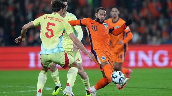 Memphis Depay durante partida. Foto: Alex Bierens de Haan/Getty Images
