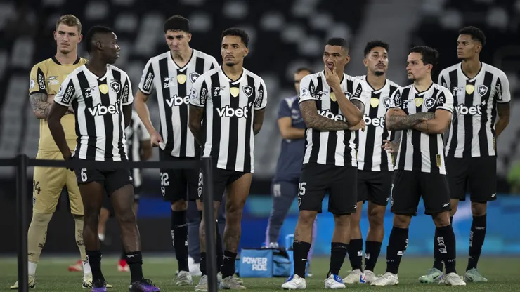 Jogadores do Botafogo após partida contra o Racing no estádio Engenhão pela decisão do campeonato Recopa Sul-americana 2025.