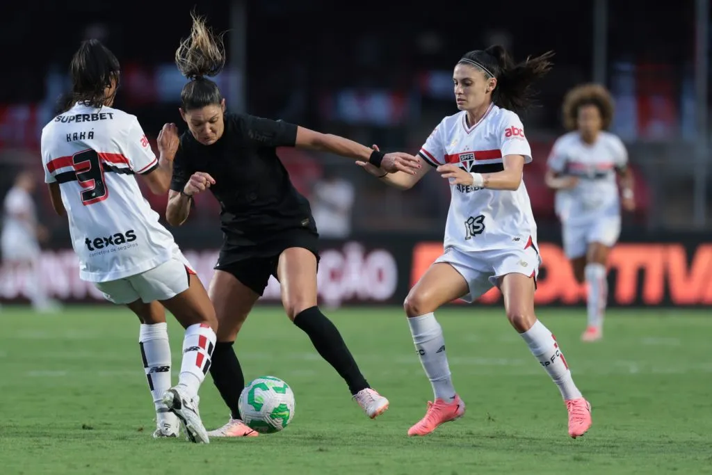 jogadora do São Paulo disputa lance com jogadora do Corinthians durante partida no estádio Morumbi pelo campeonato Supercopa 2025. Foto: Marcello Zambrana/AGIF