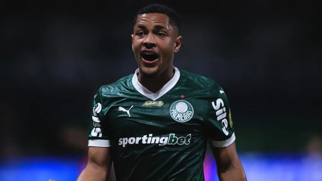 Vitor Roque sinalizando. Foto: Ettore Chiereguini/AGIF