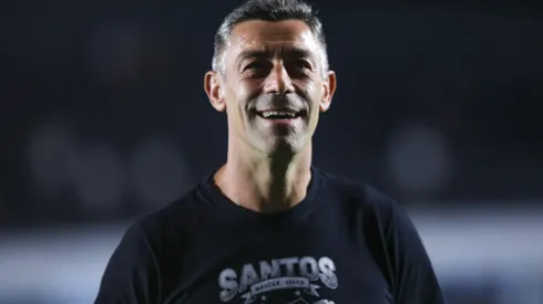Pedro Caixinha, técnico do Santos antes da partida contra o Bragantino no estadio Vila Belmiro pelo campeonato Paulista 2025. Foto: Reinaldo Campos/AGIF