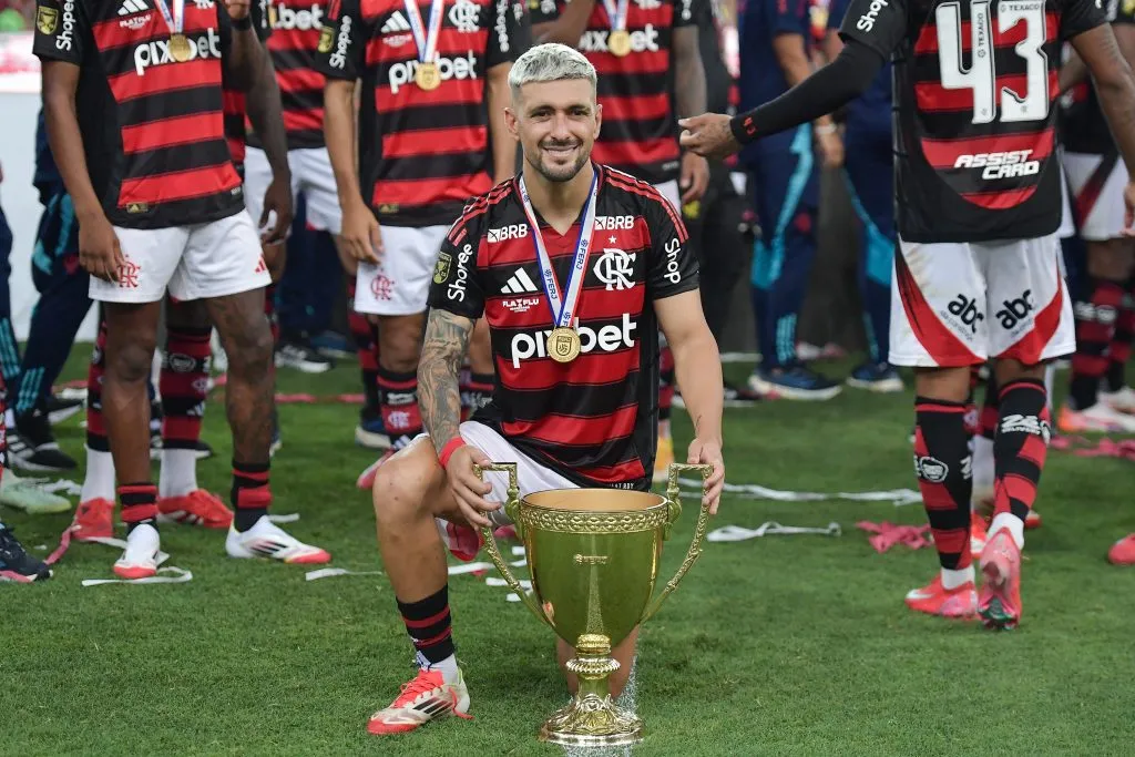 Arrascaeta com o troféu do Carioca. Foto: Thiago Ribeiro/AGIF