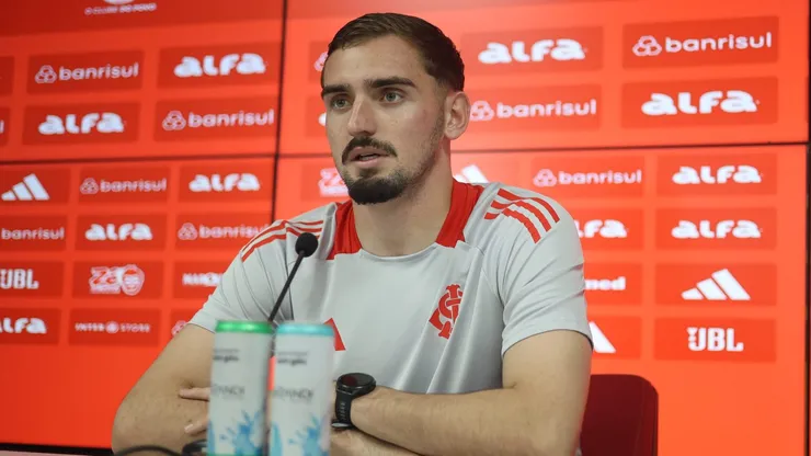 Anthoni durante entrevista coletiva pelo Internacional.