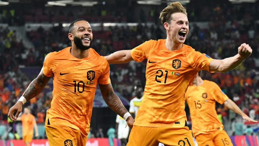Memphis Depay e De Jong comemorando gol pela seleção da Holanda. (Photo by Stuart Franklin/Getty Images)