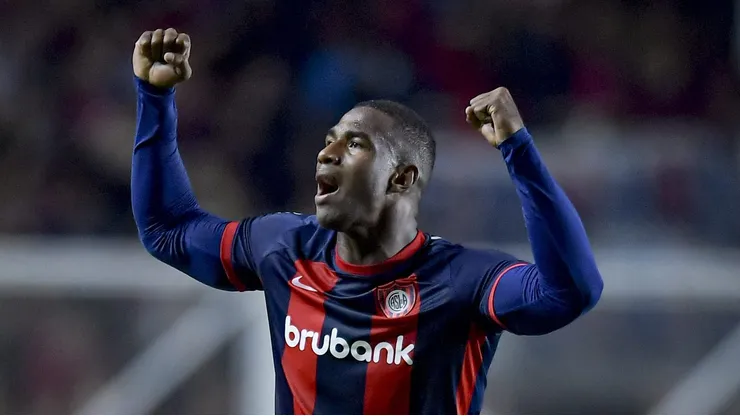 Romaña em ação com a camisa do San Lorenzo