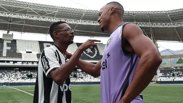 Igor Melo se mostrou emocionado ao encontrar o capitão Marlon Freitas. Foto: Vítor Silva/Botafogo.