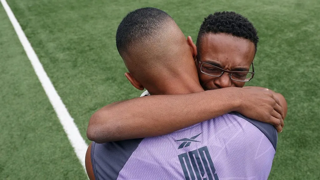 Igor Melo abraça Marlon Freitas, no Nilton Santos. Foto: Vítor Silva/Botafogo.