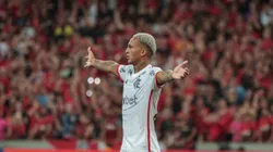 Wesley jogador do Flamengo durante partida contra o Athletico-PR no estádio Arena da Baixada pelo campeonato Brasileiro A 2024. Foto: Robson Mafra/AGIF