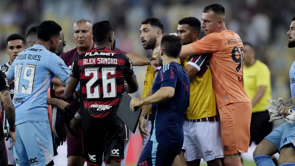 jogadores do Fluminense discutem com jogadores do Flamengo durante partida no estádio Maracanã pelo campeonato Carioca 2025. Foto: Alexandre Loureiro/AGIF