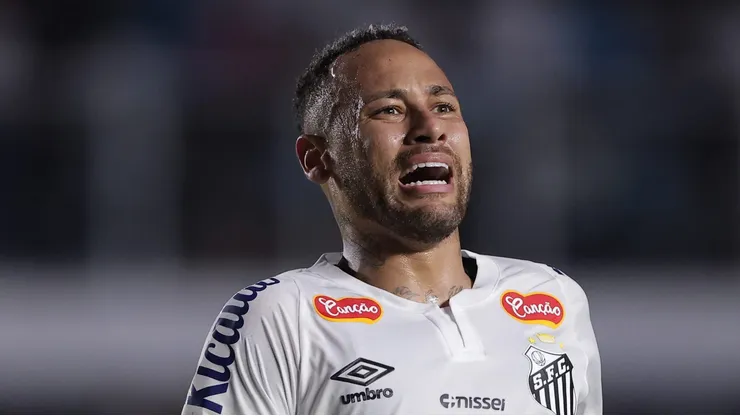 SP - SANTOS - 05/02/2025 - PAULISTA 2025, SANTOS X BOTAFOGO-SP - Neymar Jr. jogador do Santos lamenta durante partida contra o Botafogo-SP no estadio Vila Belmiro pelo campeonato Paulista 2025. Foto: Ettore Chiereguini/AGIF