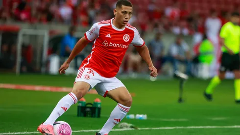 Gabriel Carvalho em ação pelo Internacional - Foto: Luiz Erbes/AGIF