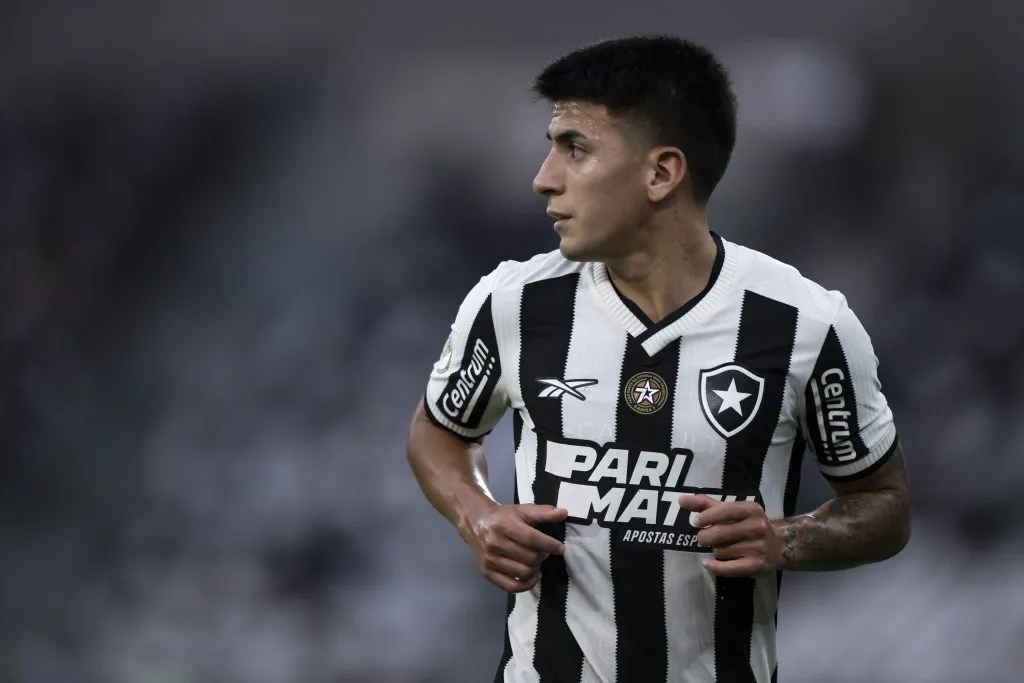 RJ – RIO DE JANEIRO – 09/11/2024 – BRASILEIRO A 2024, BOTAFOGO X CUIABA – Thiago Almada jogador do Botafogo durante partida contra o Cuiaba no estadio Engenhao pelo campeonato Brasileiro A 2024. Foto: Jorge Rodrigues/AGIF