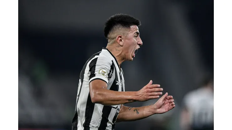 Almada jogador do Botafogo comemora gol durante partida contra o Corinthians no estádio Engenhão pelo campeonato Brasileiro A 2024. Foto: Thiago Ribeiro/AGIF