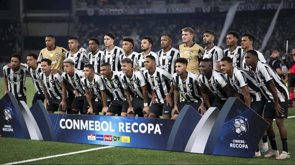 Jogadores do Botafogo posam para foto antes na partida contra Racing no estádio Engenhão pelo campeonato Recopa Sul-americana 2025. Foto: Jorge Rodrigues/AGIF