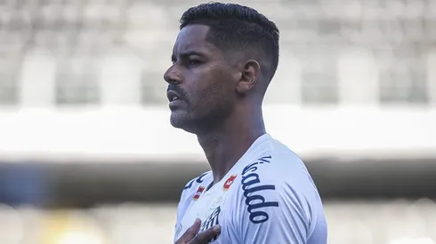 Aderlan jogador do Santos durante execução do hino nacional antes da partida contra o Paysandu no estádio Vila Belmiro pelo campeonato Brasileiro B 2024. Foto: Reinaldo Campos/AGIF