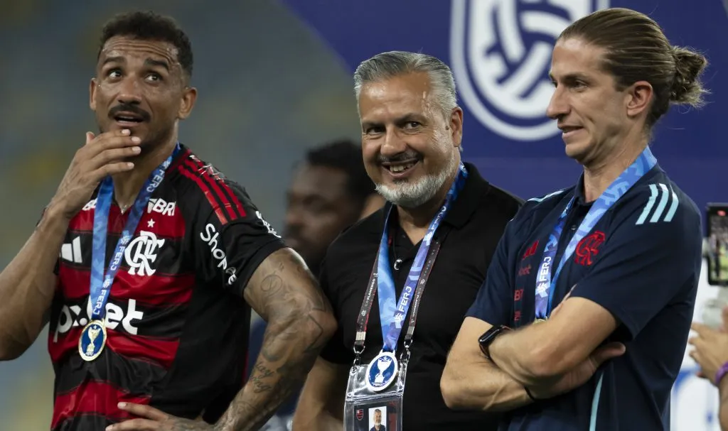 Danilo, o diretor de futebol, José Boto, e Filipe Luis na conquista da Taça Guanabara. Foto: Jorge Rodrigues/AGIF