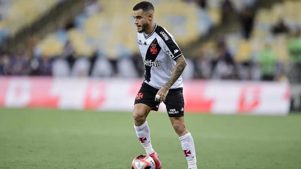 Coutinho jogador do Vasco durante partida contra o Flamengo no estádio Maracanã pelo campeonato Carioca 2025. Foto: Thiago Ribeiro/AGIF