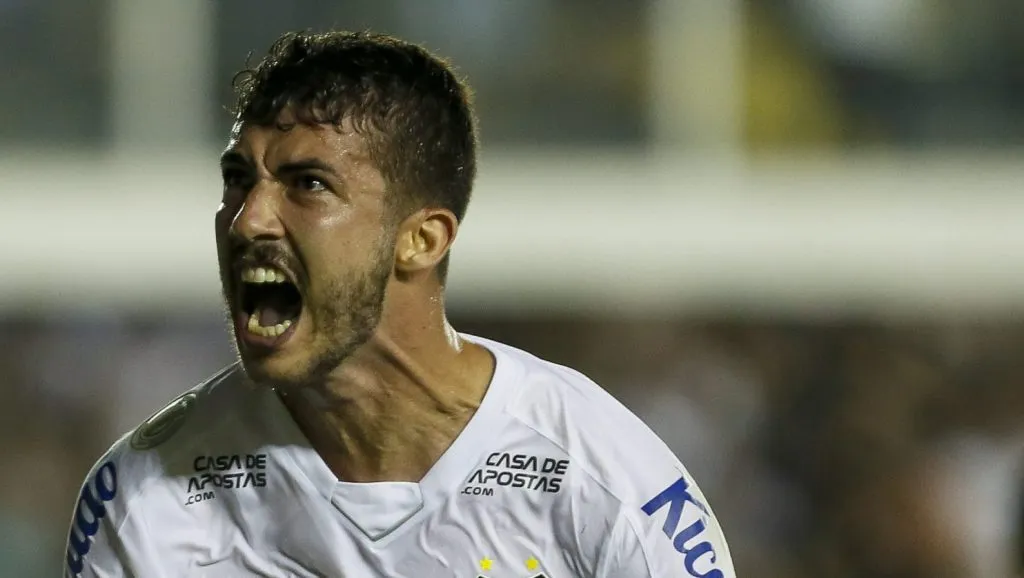 Foto:Miguel Schincariol/Getty Images – Gustavo Henrique, hoje no Corinthians, foi bicampeão paulista pelo Santos.