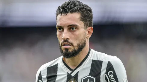 Alex Telles em ação pelo Botafogo . Foto: Thiago Ribeiro/AGIF
