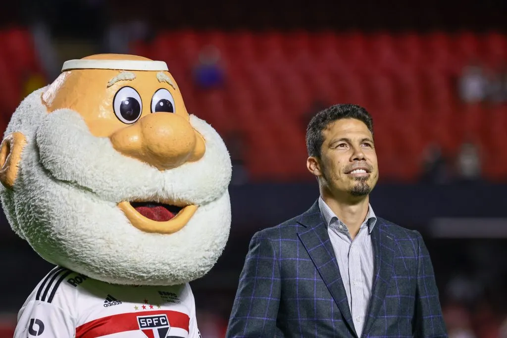 SP – Sao Paulo – 02/05/2022 – BRASILEIRO A 2022, SAO PAULO X SANTOS – Hernanes ex jogador do Sao Paulo recebe homenagem antes da partida contra o Santos no estadio Morumbi pelo campeonato Brasileiro A 2022. Foto: Marcello Zambrana/AGIF