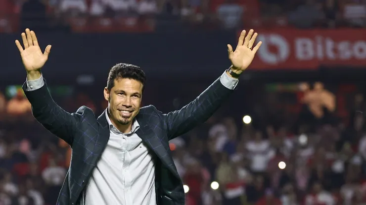 Hernanes ex jogador do Sao Paulo recebe homenagem antes da partida contra o Santos no estadio Morumbi pelo campeonato Brasileiro A 2022. Foto: Marcello Zambrana/AGIF