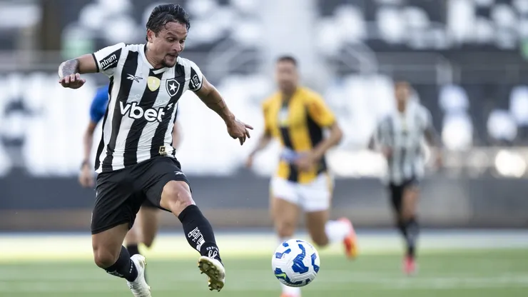 Artur, jogador do Botafogo, durante partida contra o Novorizontino, no Nilton Santos. Foto: Jorge Rodrigues/AGIF.