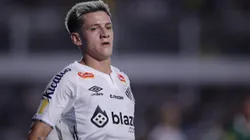 Participação de Leo Godoy na reapresentação do elenco do Santos irritou a torcida que mandou recado nas redes