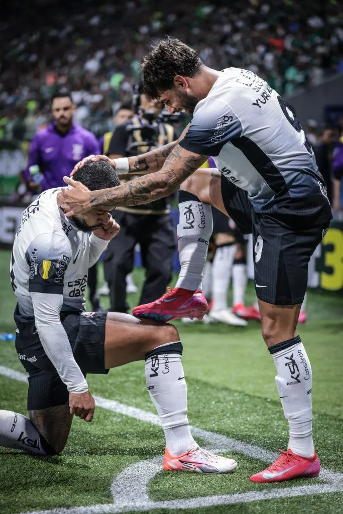 Yuri Alberto jogador do Corinthians comemora seu gol com Memphis Depay – Foto: Marcello Zambrana/AGIF