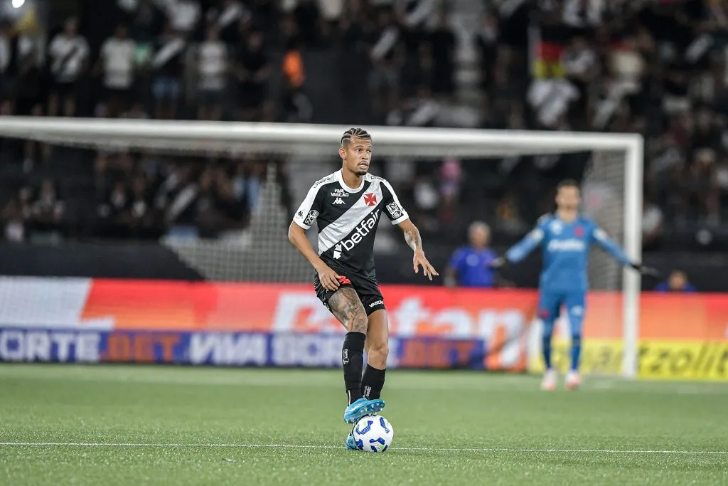 João Victor em ação pelo Vasco. Foto: Thiago Ribeiro/AGIF