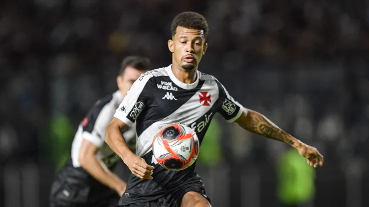 João Victor é zagueiro do Vasco. Foto: Thiago Ribeiro/AGIF