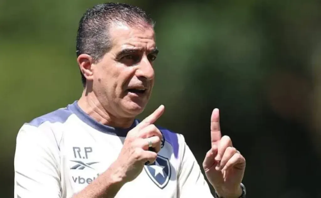 Renato Paiva durante treinamento no Botafogo – Foto: Vitor Silva/Botafogo
