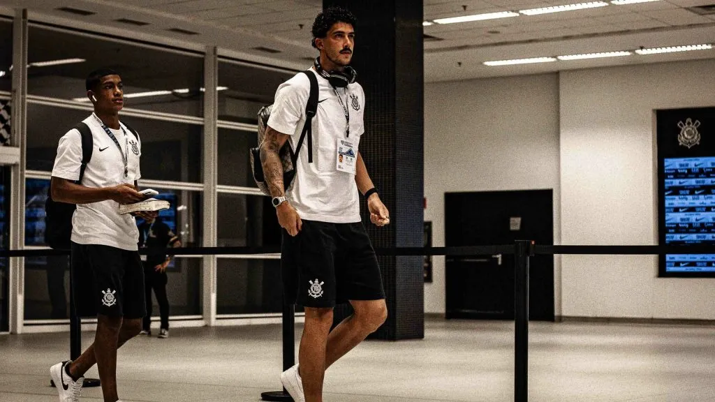 Gustavo Henrique chegando na Neo Química Arena. Foto: Leonardo Lima/AGIF