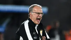 Bielsa no banco de reservas durante a partida.