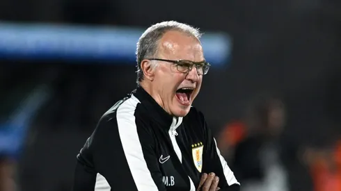 Bielsa no banco de reservas durante a partida.