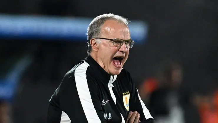 Bielsa no banco de reservas durante a partida.