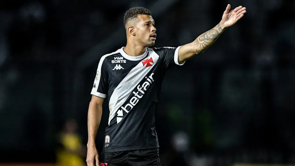 Zagueiro do Vasco, João Victor analisou a evolução do clube – Foto: Thiago Ribeiro/AGIF